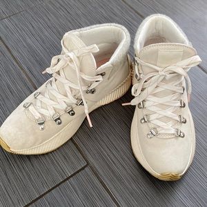 Women’s Sorel winter boots - size 8.